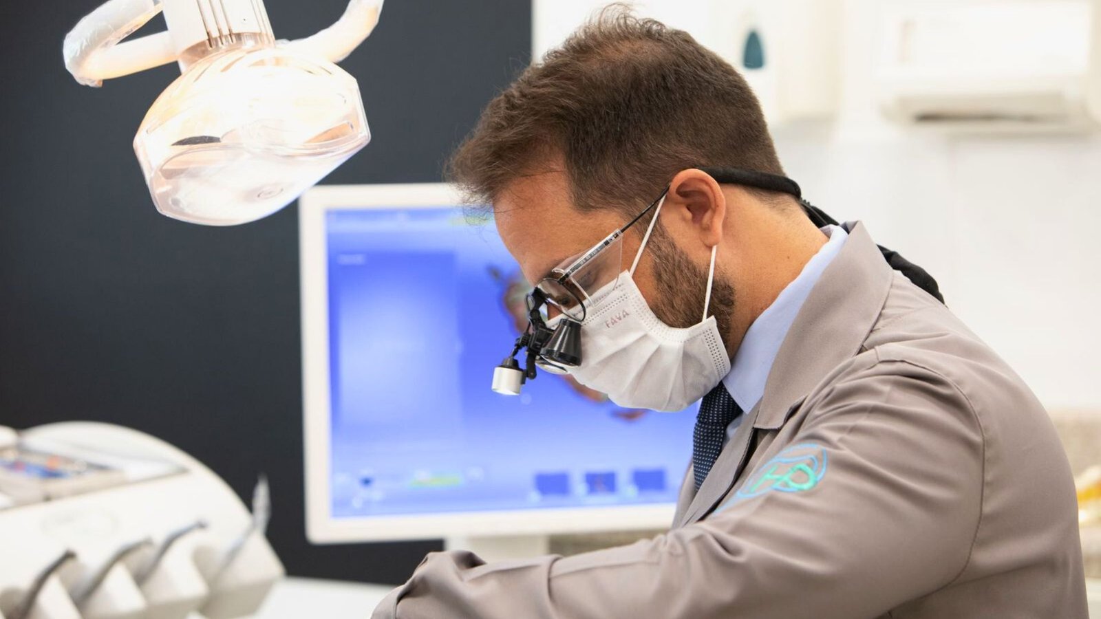Início Dr. Bruno Paraventi realizando atendimento odontológico na Mooca
