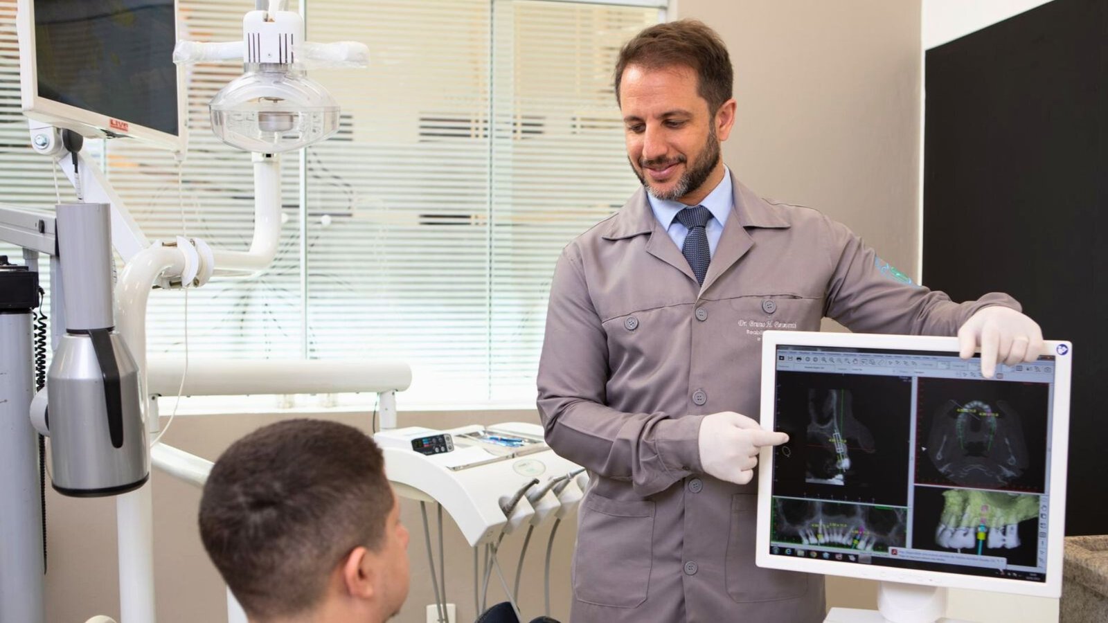 Início Dr. Bruno Paraventi realizando atendimento odontológico na Mooca